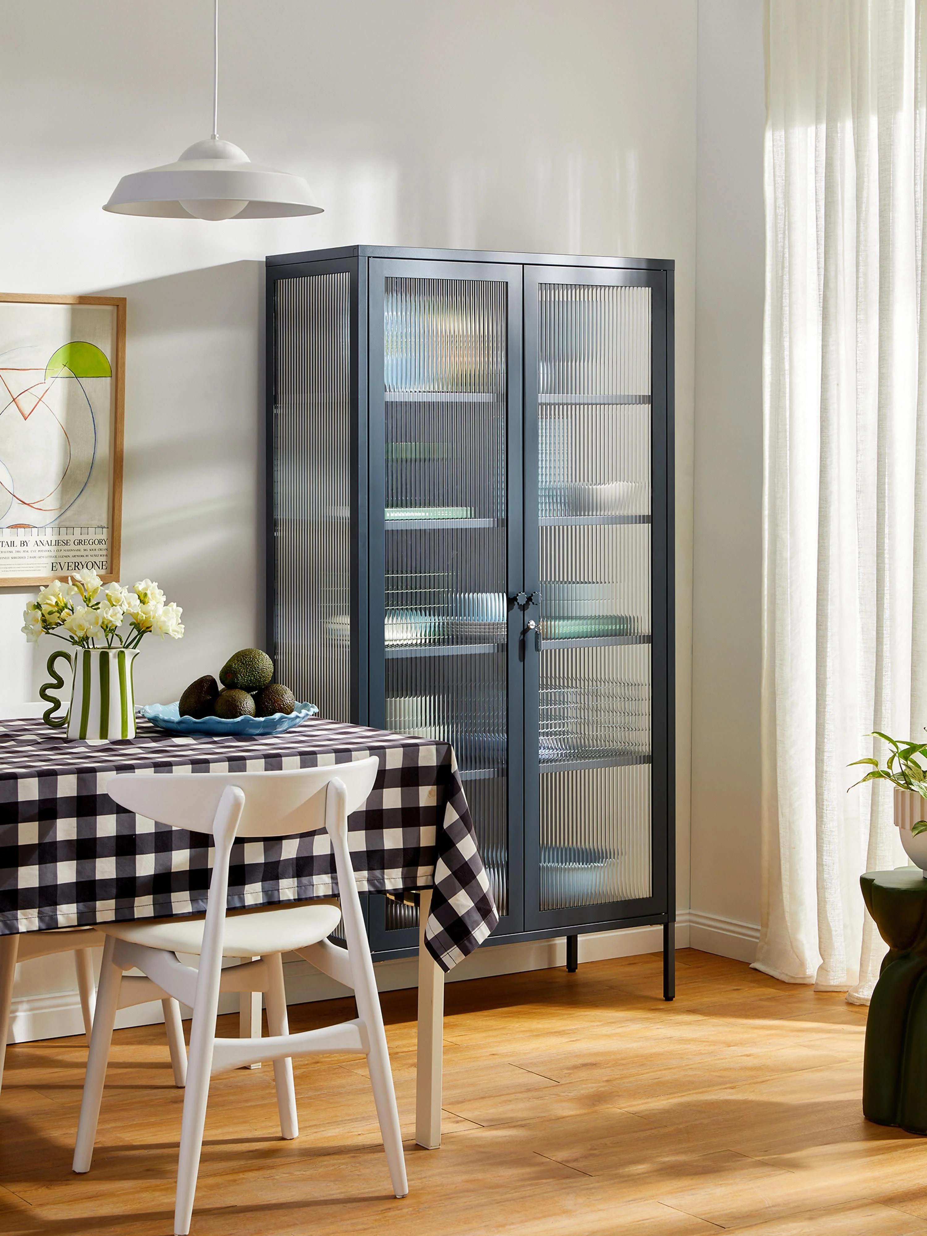 Metalen vitrinekast The Collector met geribbeld glas