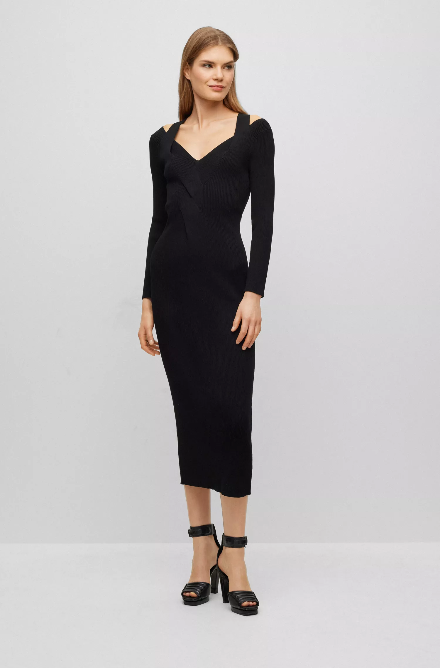 Vestido preto BOSS de manga comprida e corte justo com ombros vazados.