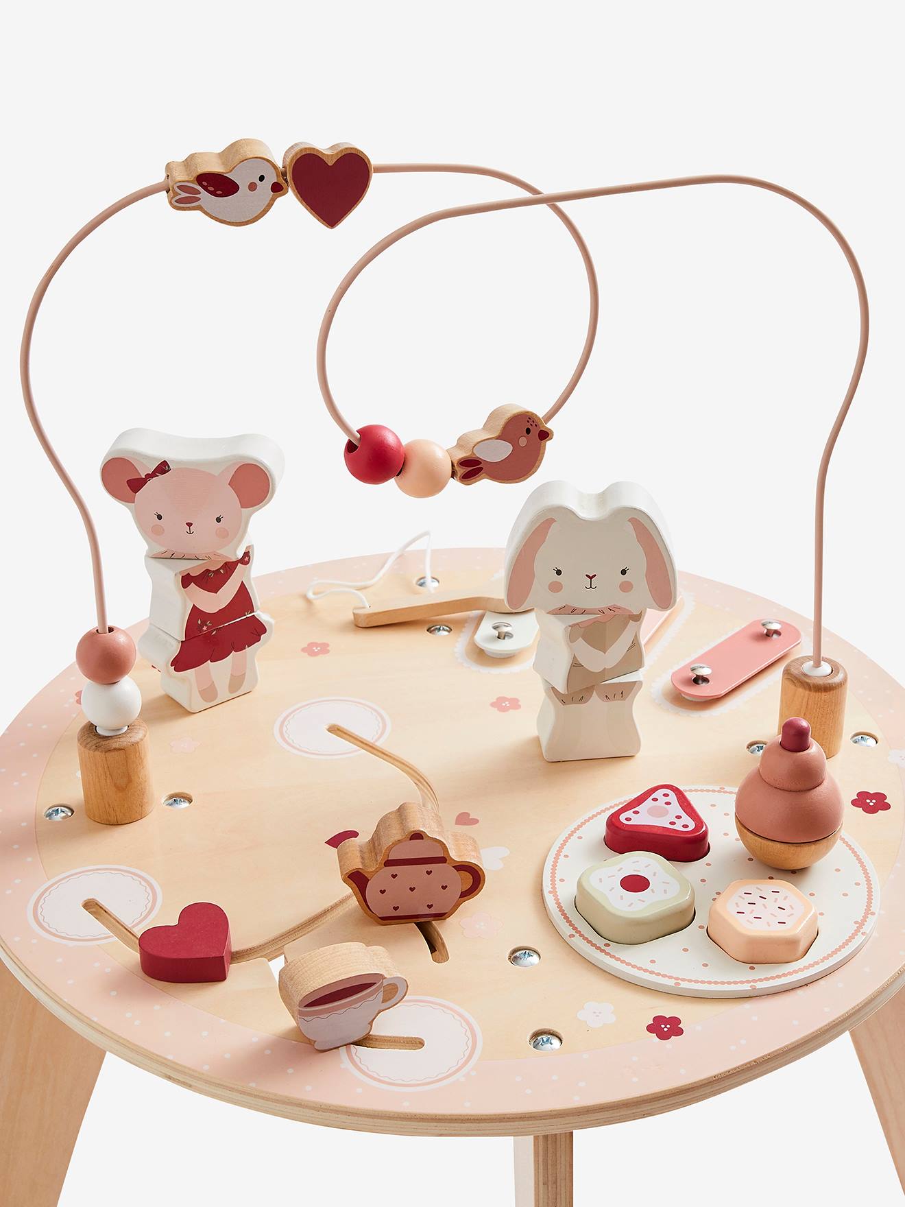 Mesa de atividades Attic em madeira lisa bege escura com certificação FSC® e detalhes decorativos.
