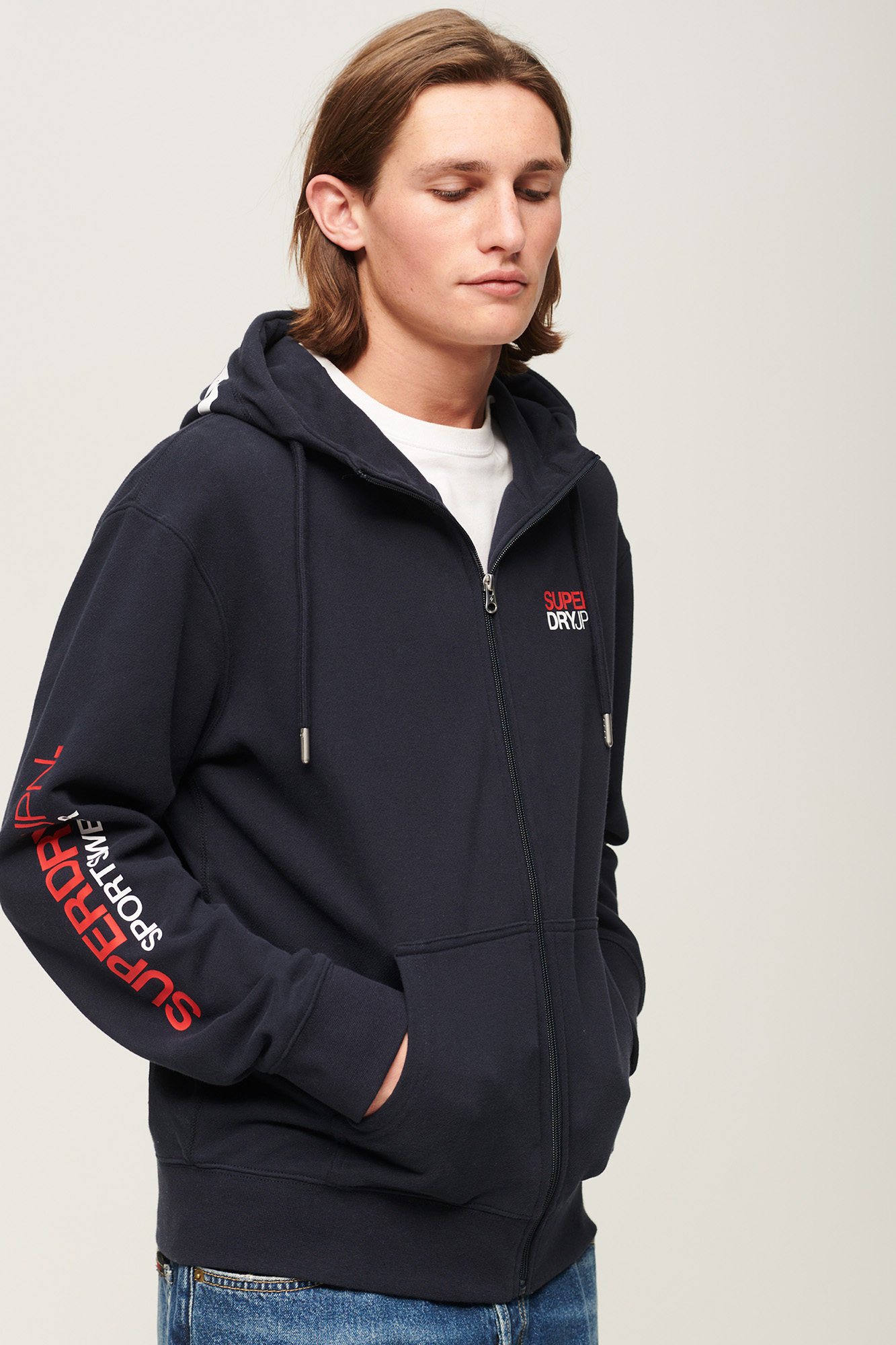 Moletom folgado com zíper. Roupa esportiva.