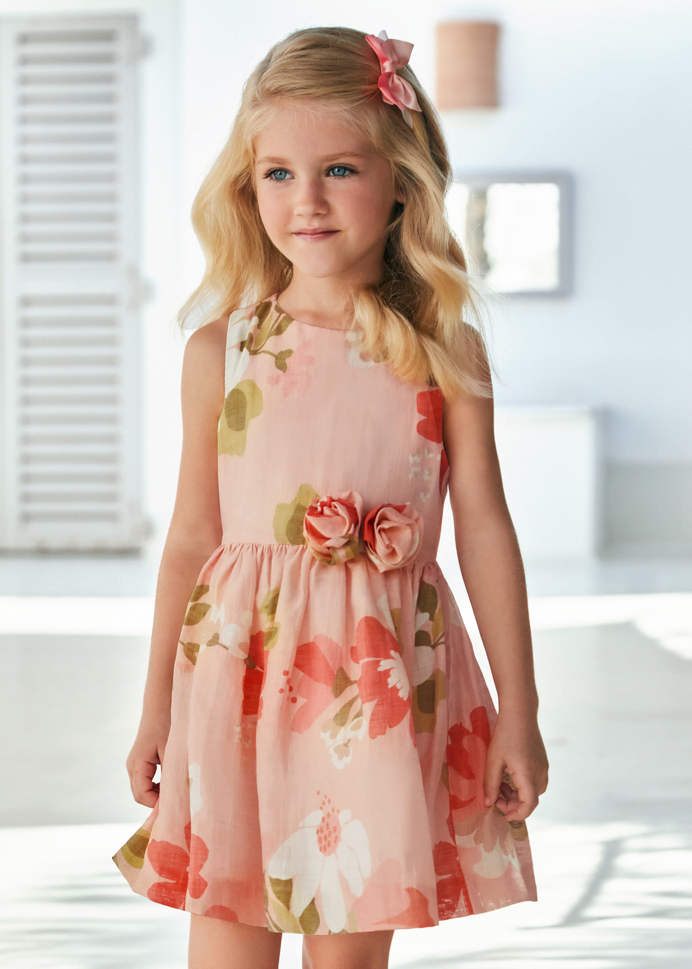Vestido fúcsia estampado com costas abertas para meninas