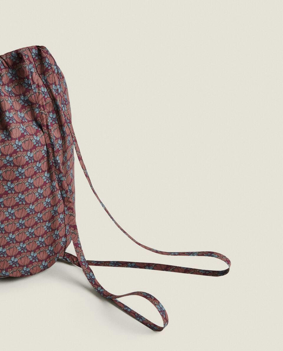 Sacola para roupas infantis feita com tecido Liberty