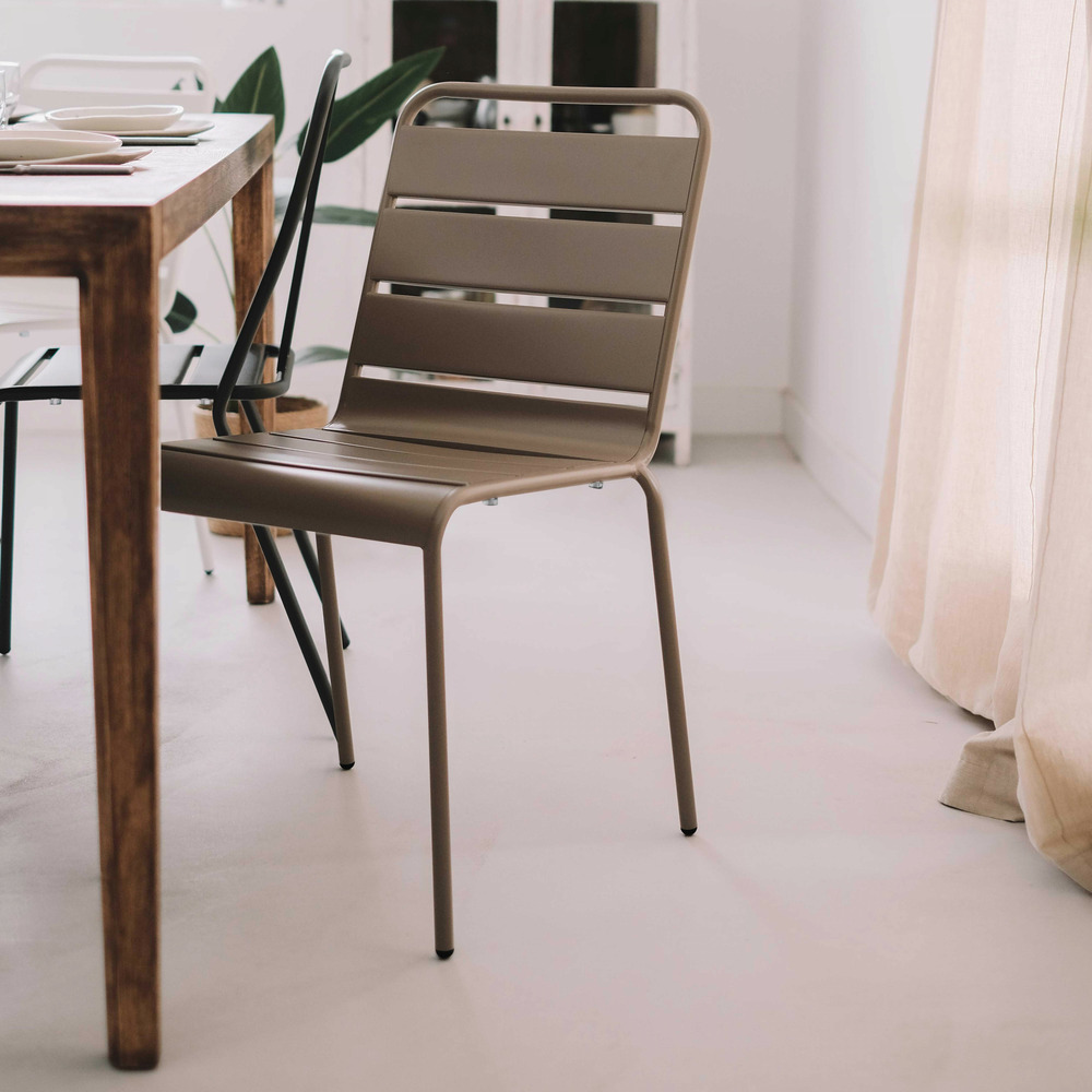Chaise en métal taupe