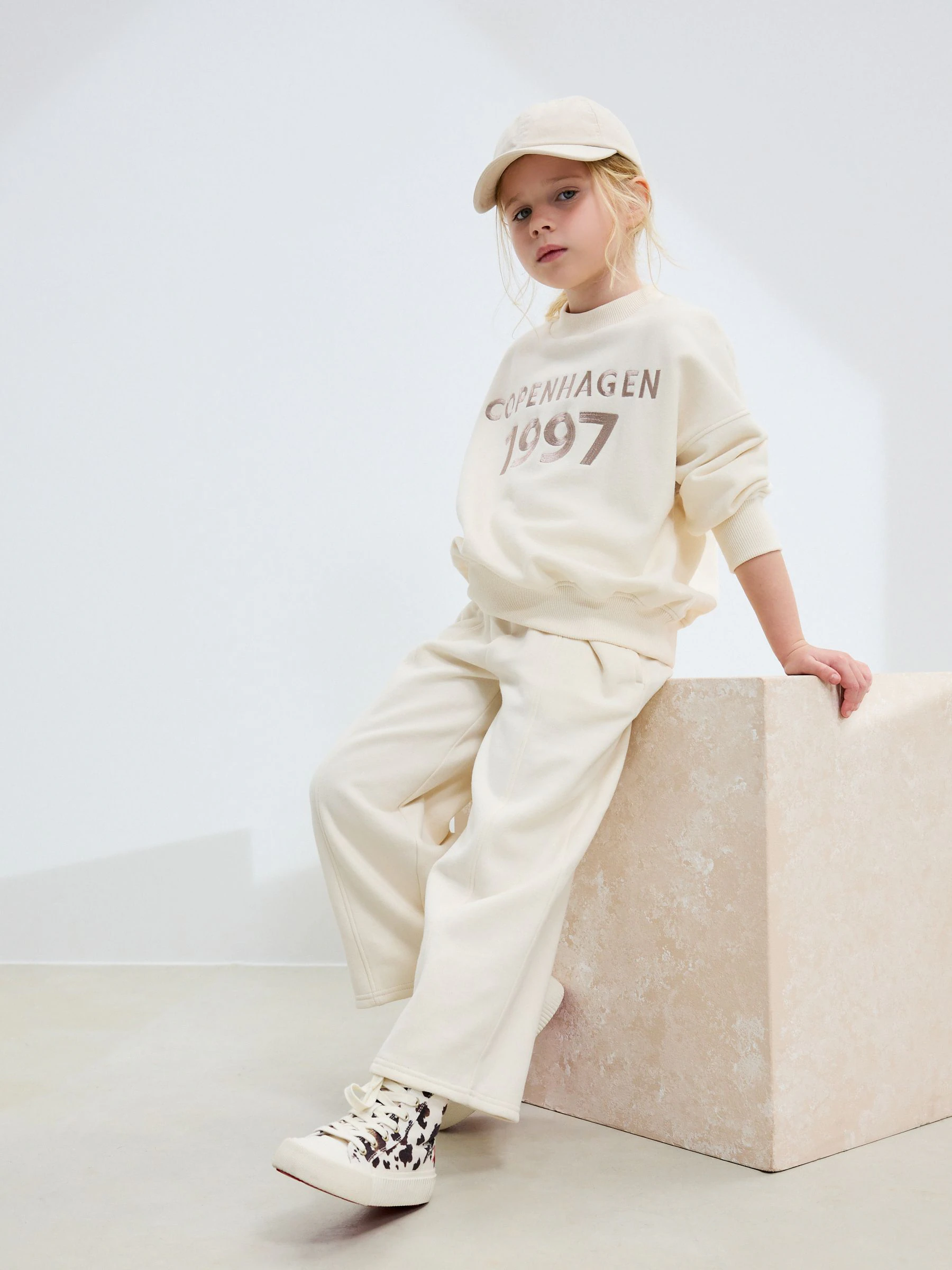 Ecru met slogan - Set van sweatshirt en joggingbroek met wijde pijpen (3-16jr)