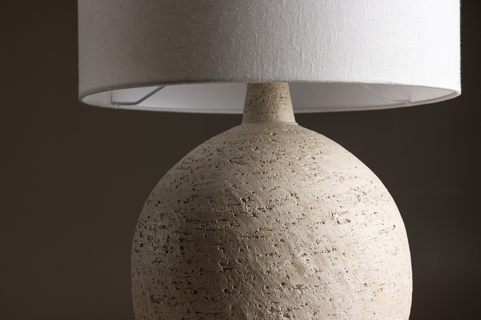 Tjorn bordlampe Terracottafot med hvit lampeskjerm i jute. E27