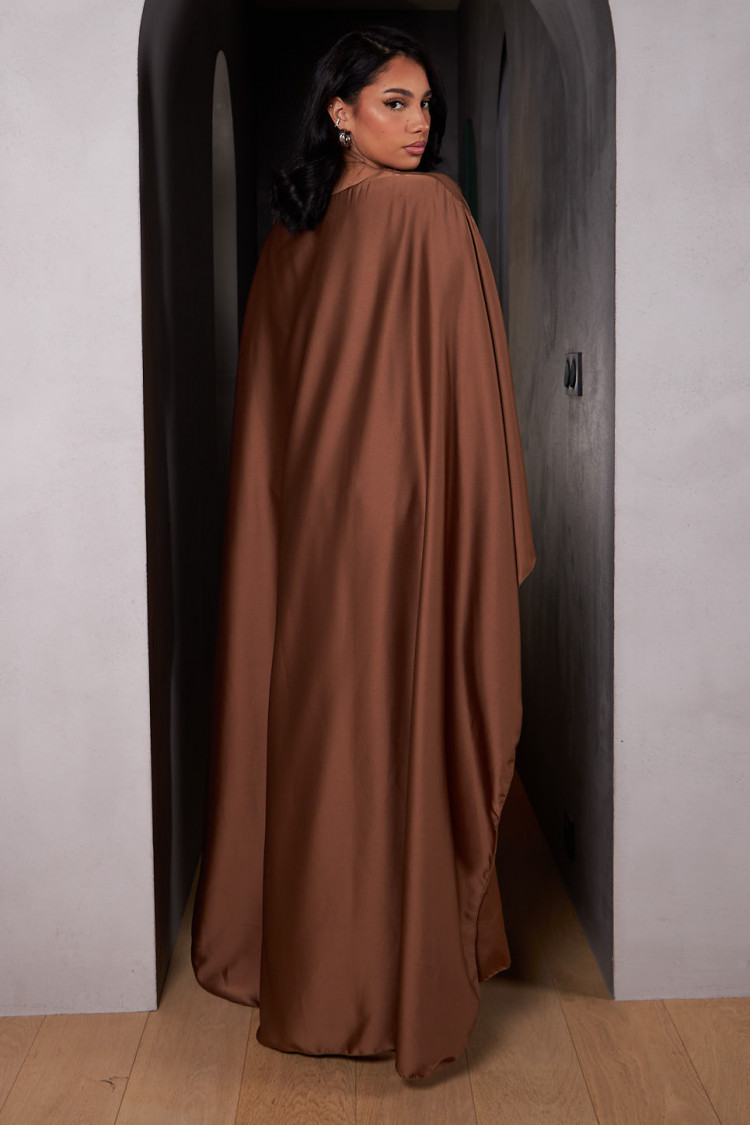 Robe ample ceinturée et satinée marron avec empiècement cape