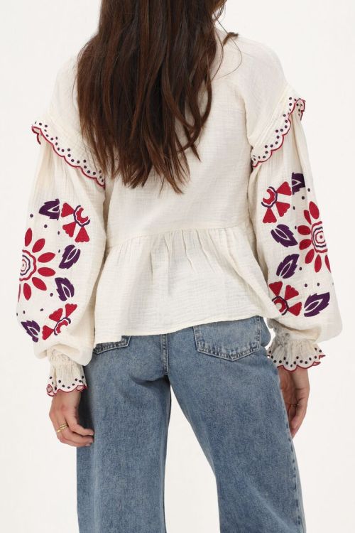 Witte mousseline blouse met embroidery en strikjes