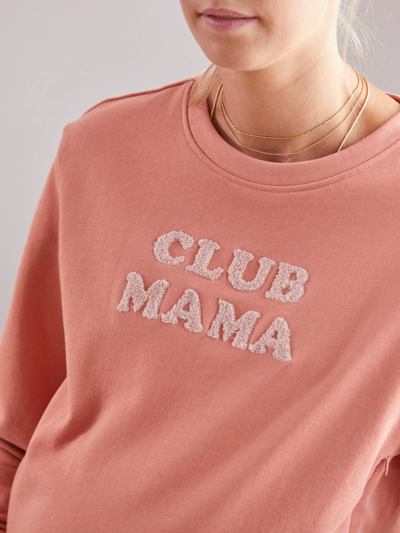 Moletom de lã com mensagem para gestantes e lactantes, cinza médio liso com estampas.