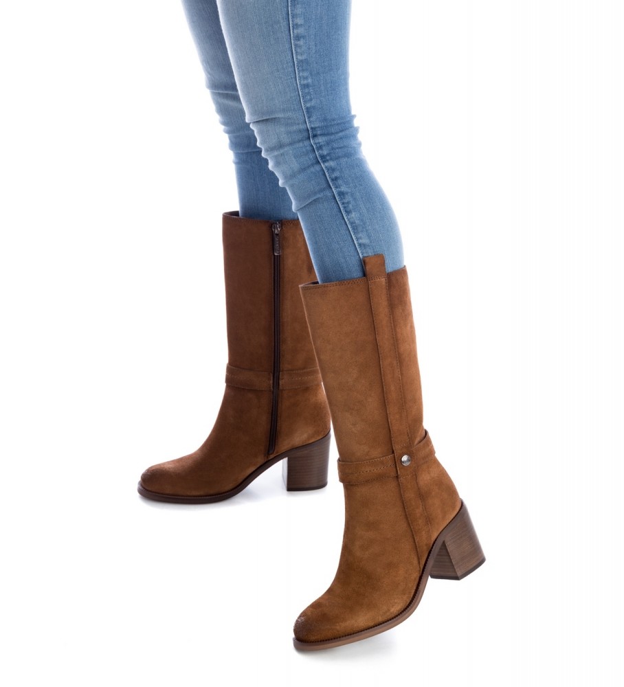 Botas Carmela em couro marrom, modelo 160061 - Altura do salto: 7 cm -