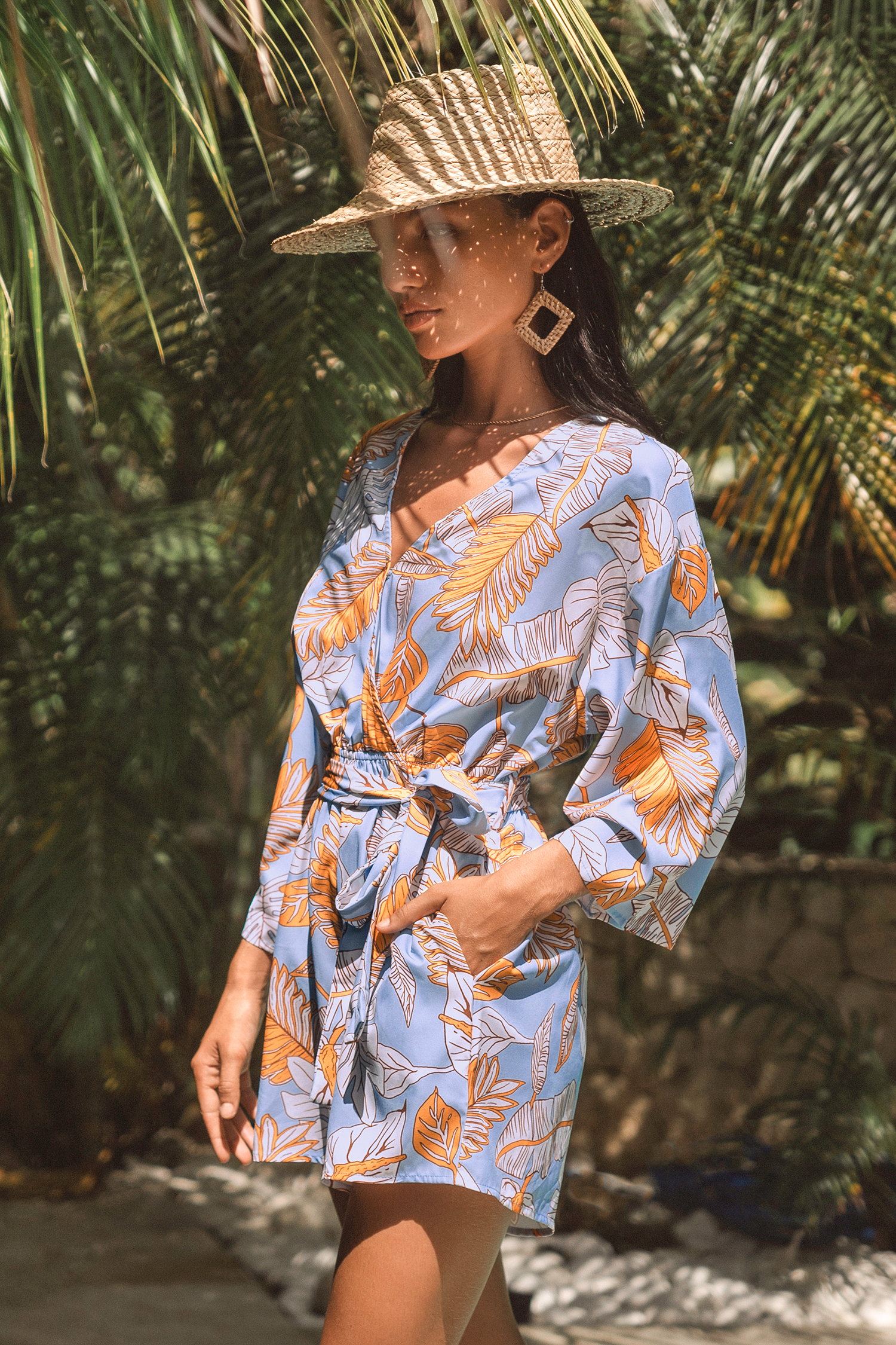Combishort à ceinture et à imprimé palmiers tropicaux