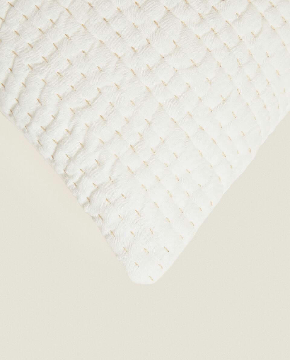 CAPA DE ALMOFADA COM COSTURA DETALHADA