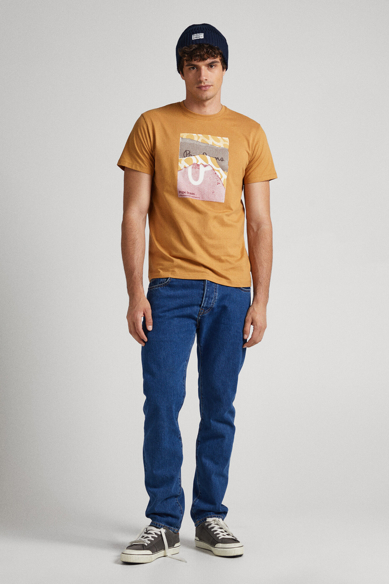 estampa de logotipo em camiseta