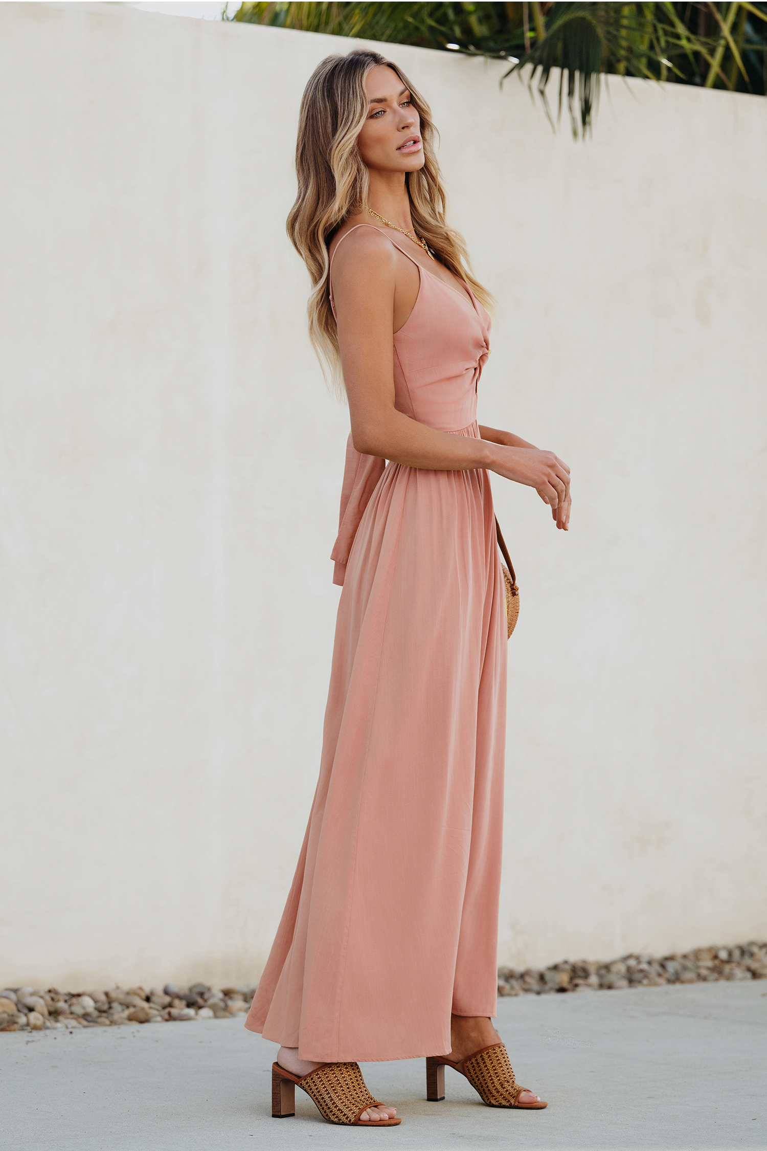 Robe maxi avec col en cœur et trou de serrure sur le devant rose