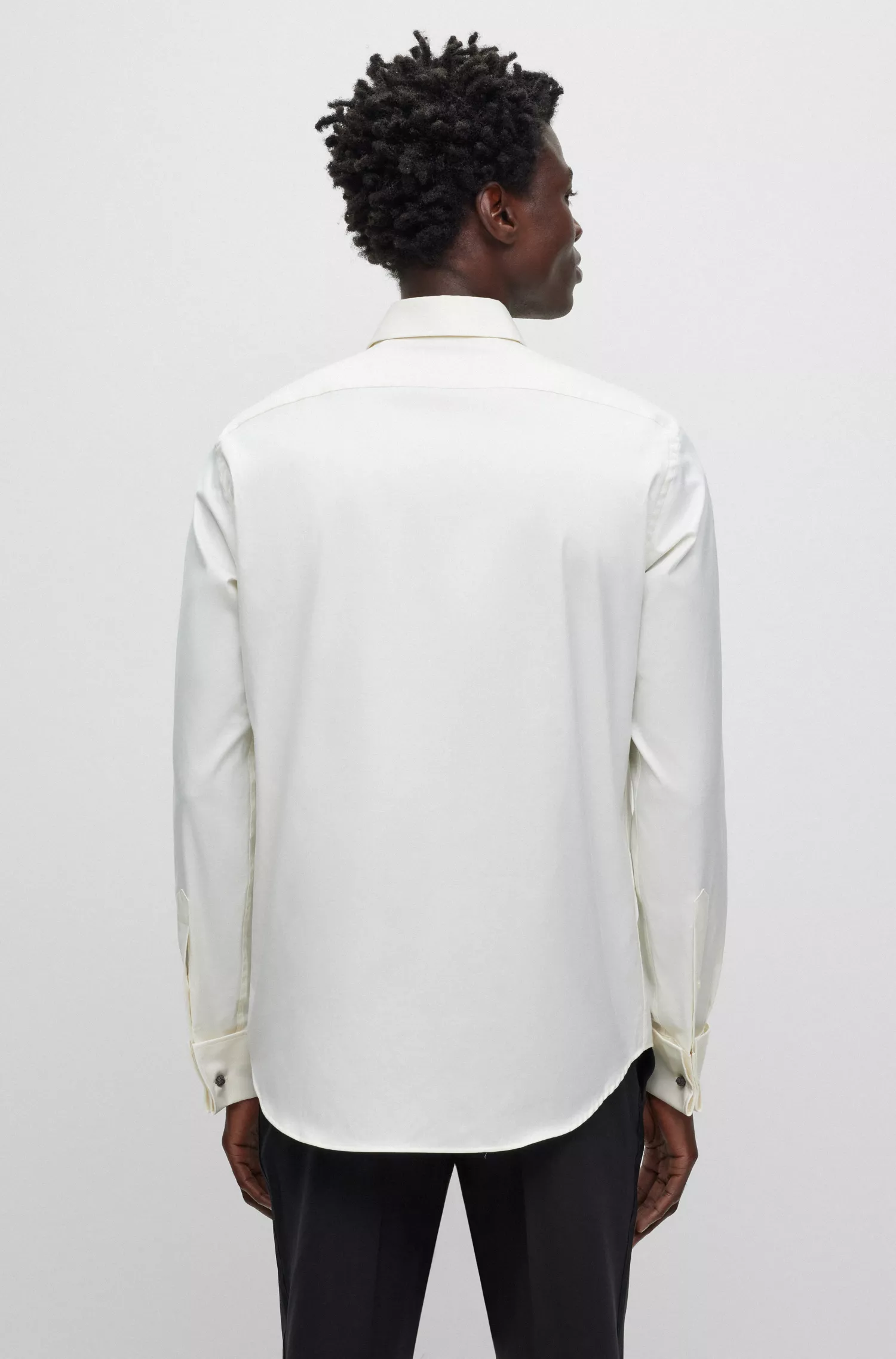 Camisa BOSS preta de corte regular em sarja de algodão com elastano.