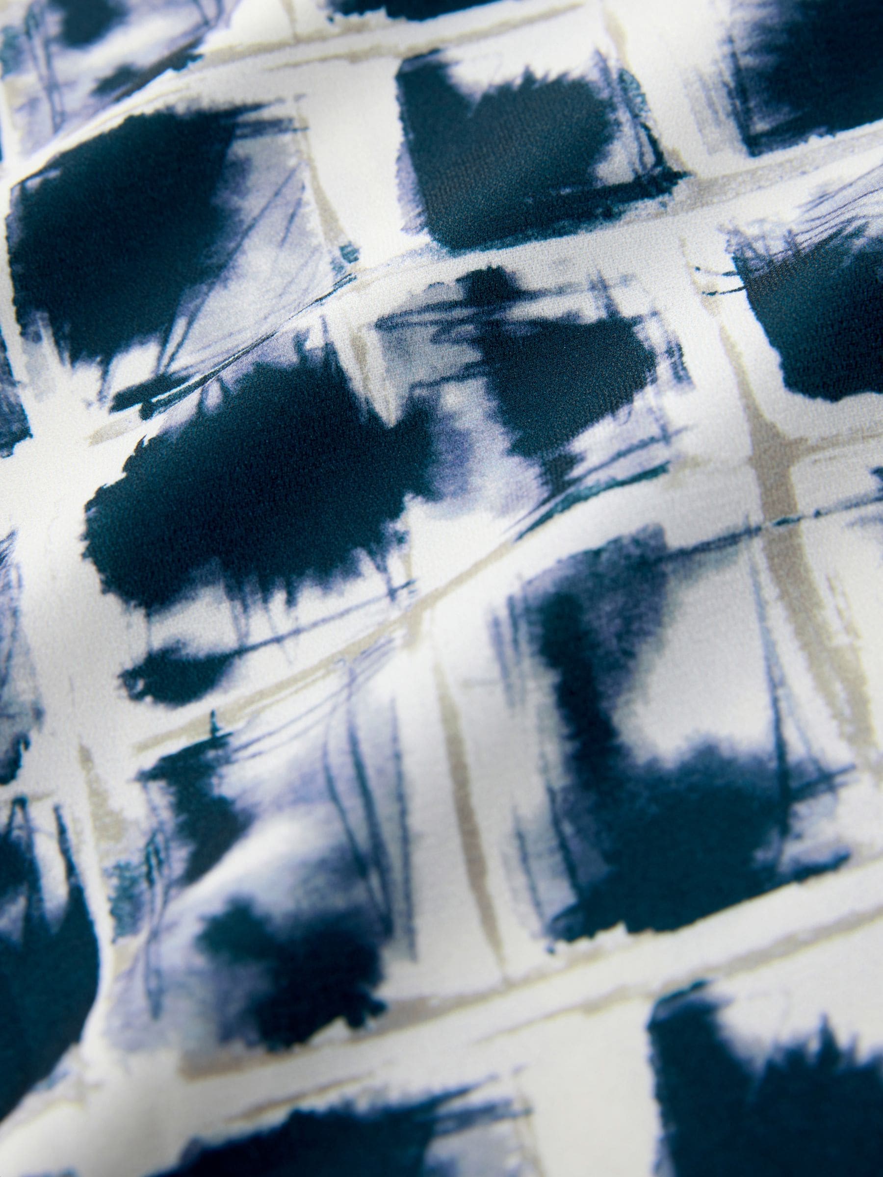 Ecru/marineblauw rasterprint - Blouse met V-hals en lange mouwen