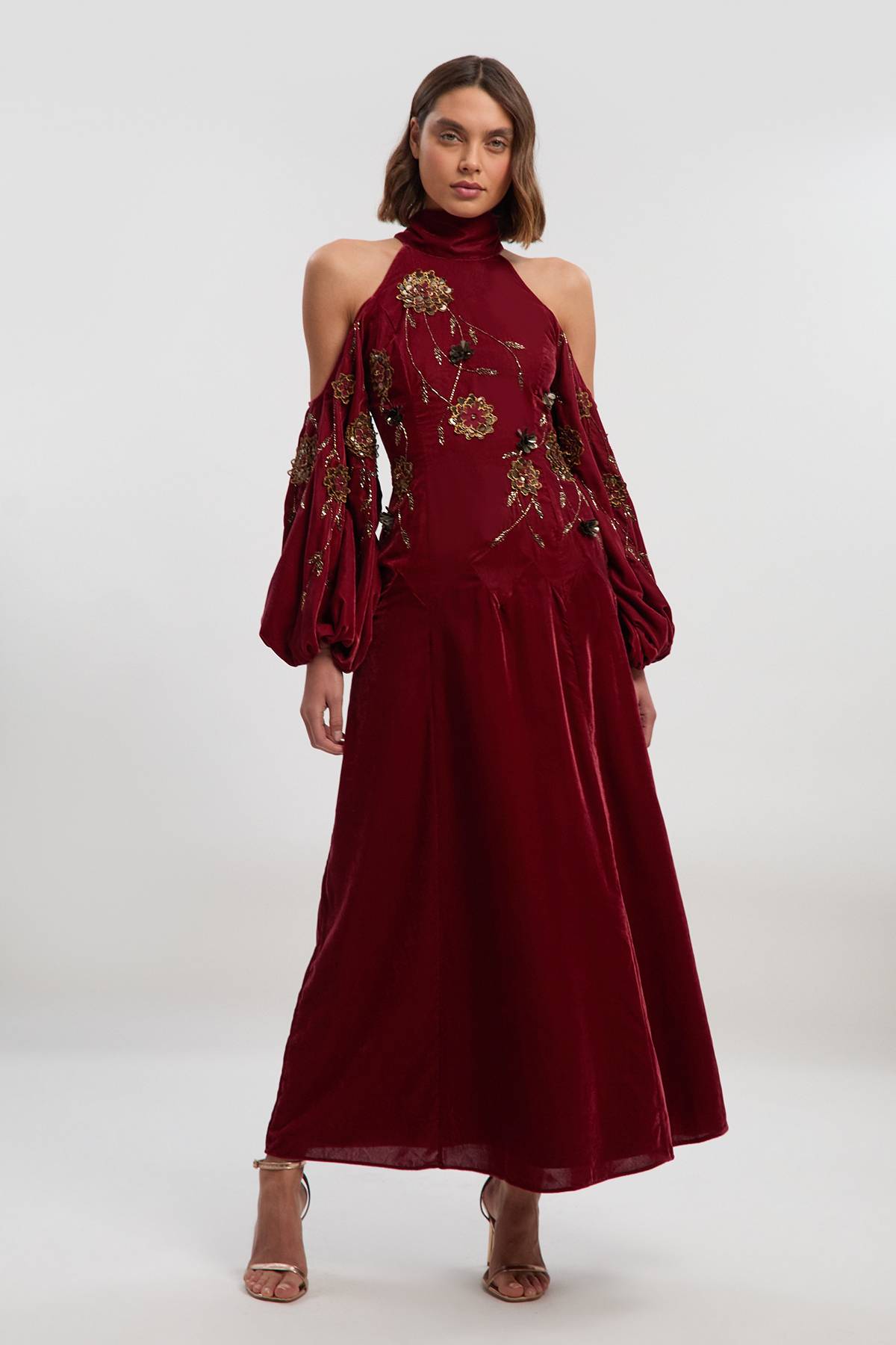 KarenMillen Robe Maxi Tissée en Velours à Épaules Dénudées avec Appliqués Floraux 3D