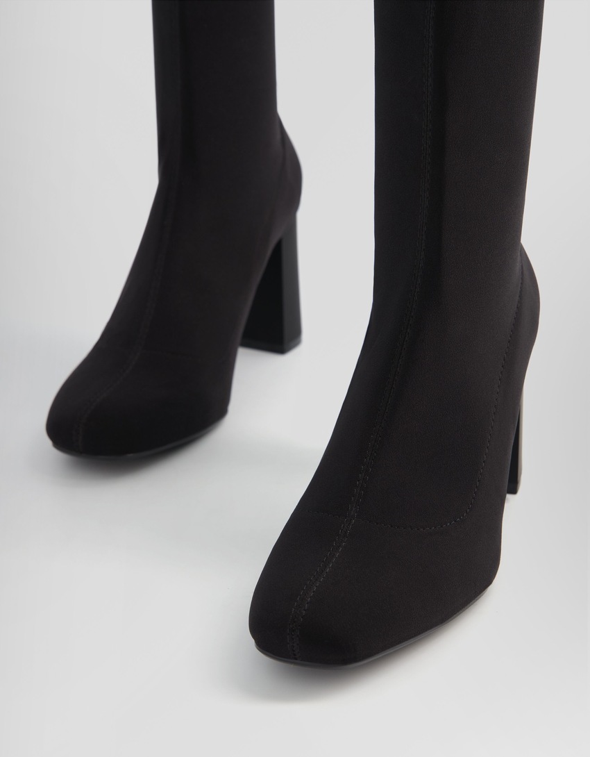 Botas de cano curto com salto médio ajustado