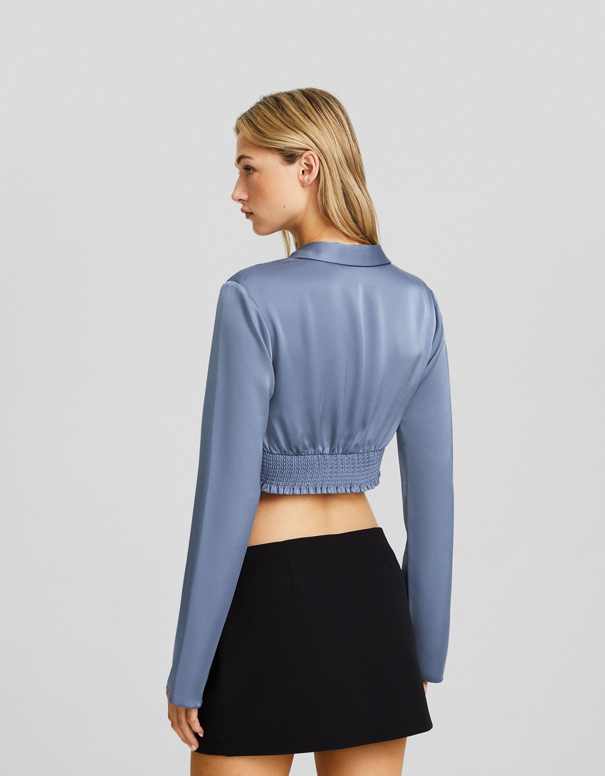 Camisa cropped de cetim com mangas compridas