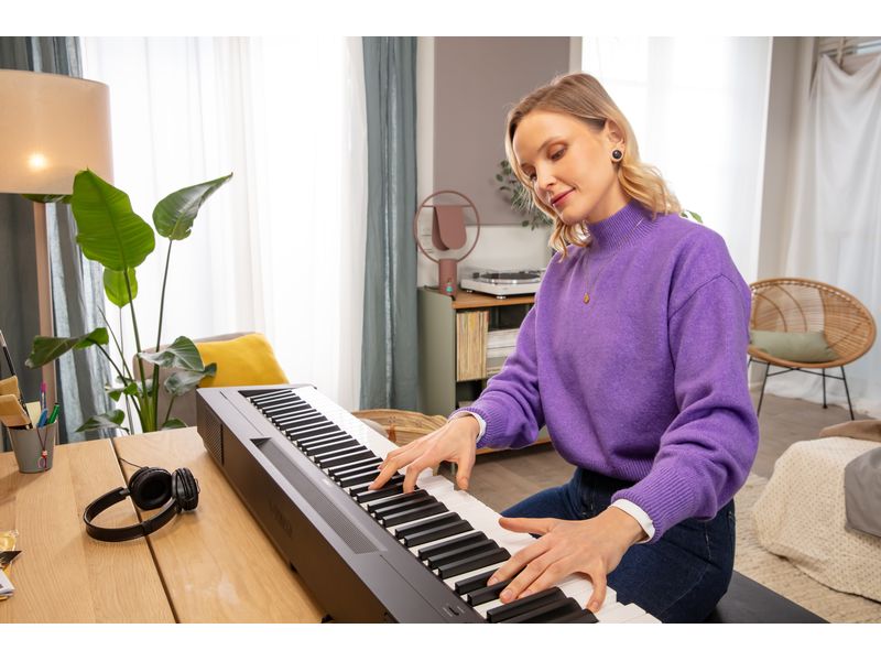 Yamaha E-Piano P-145BT Portables Piano mit 88 Tasten und Bluetooth