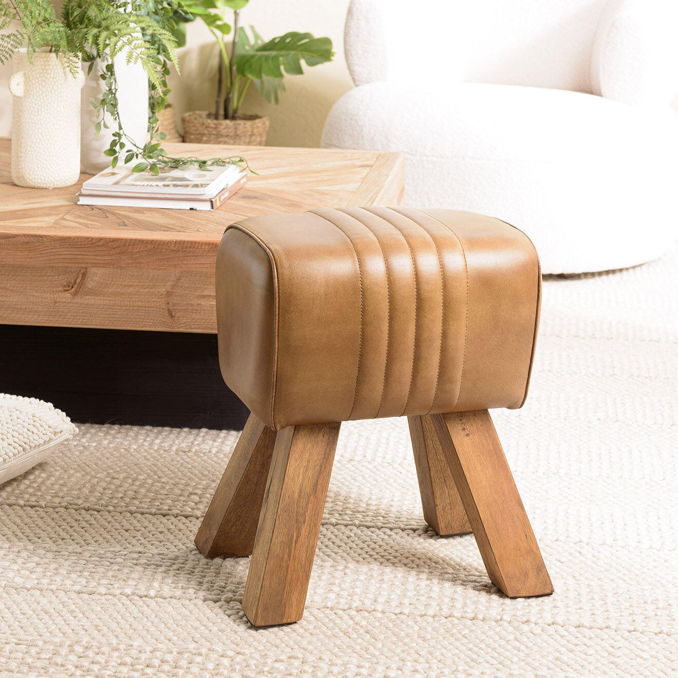 Macabane Tabouret matelassé en Cuir pieds inclinés en Manguier marron - 41x31x49 cm