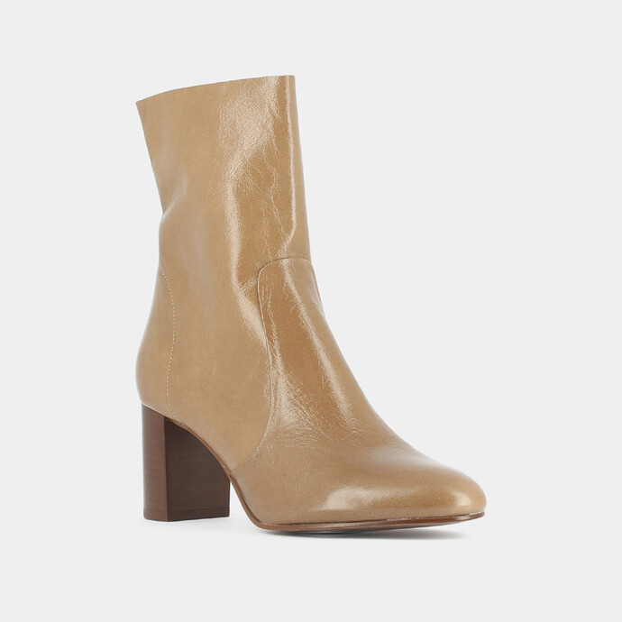 Boots à talons et bouts ronds avec coutures apparentes  cuir brillant cannelle