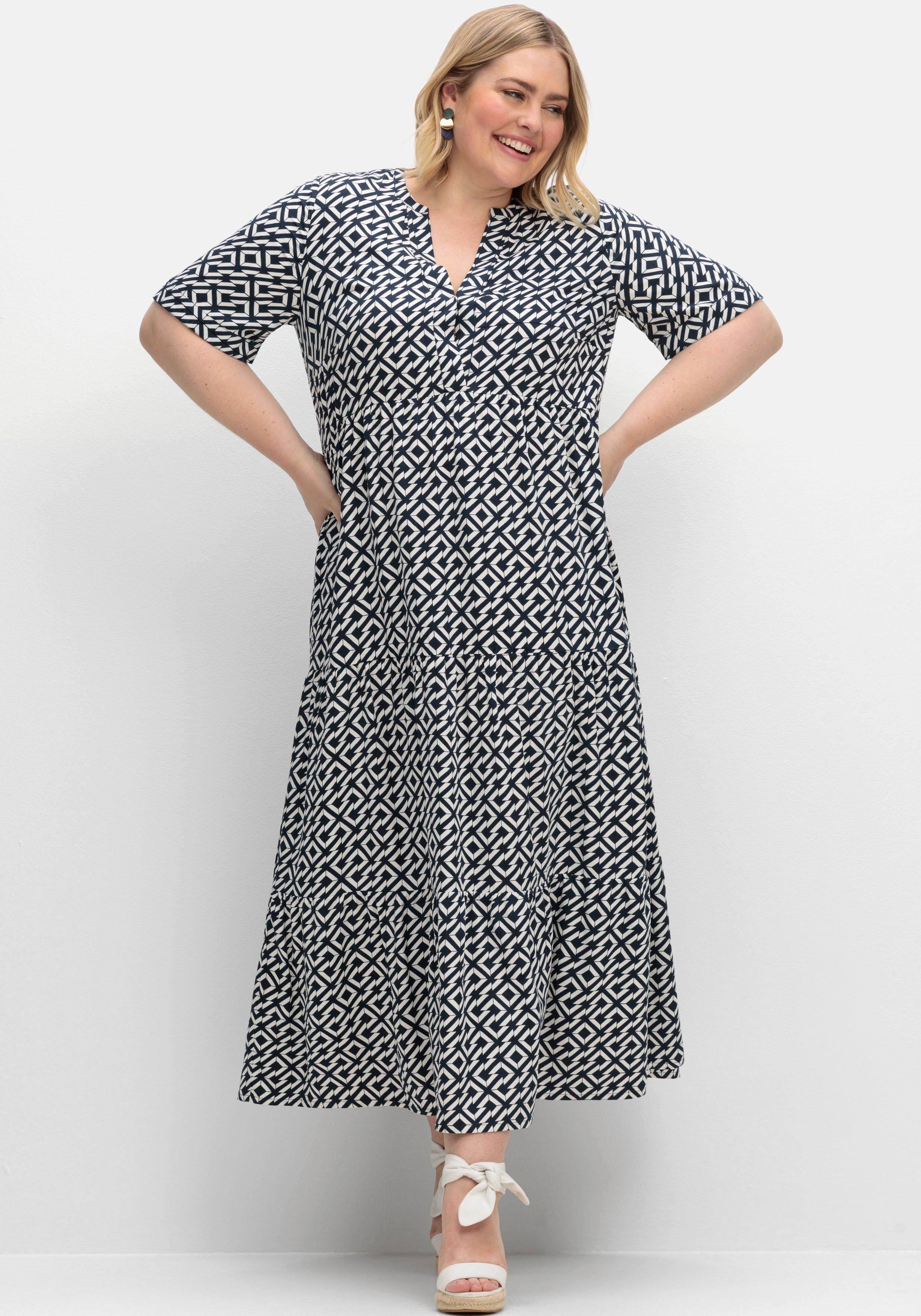 Maxikleid mit Alloverprint und Stufenvolants