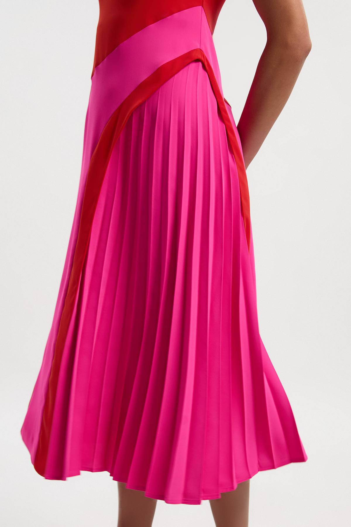KarenMillen Robe Mi-Longue Plissée à Col Montant et Blocs de Couleur Ajustée Douce
