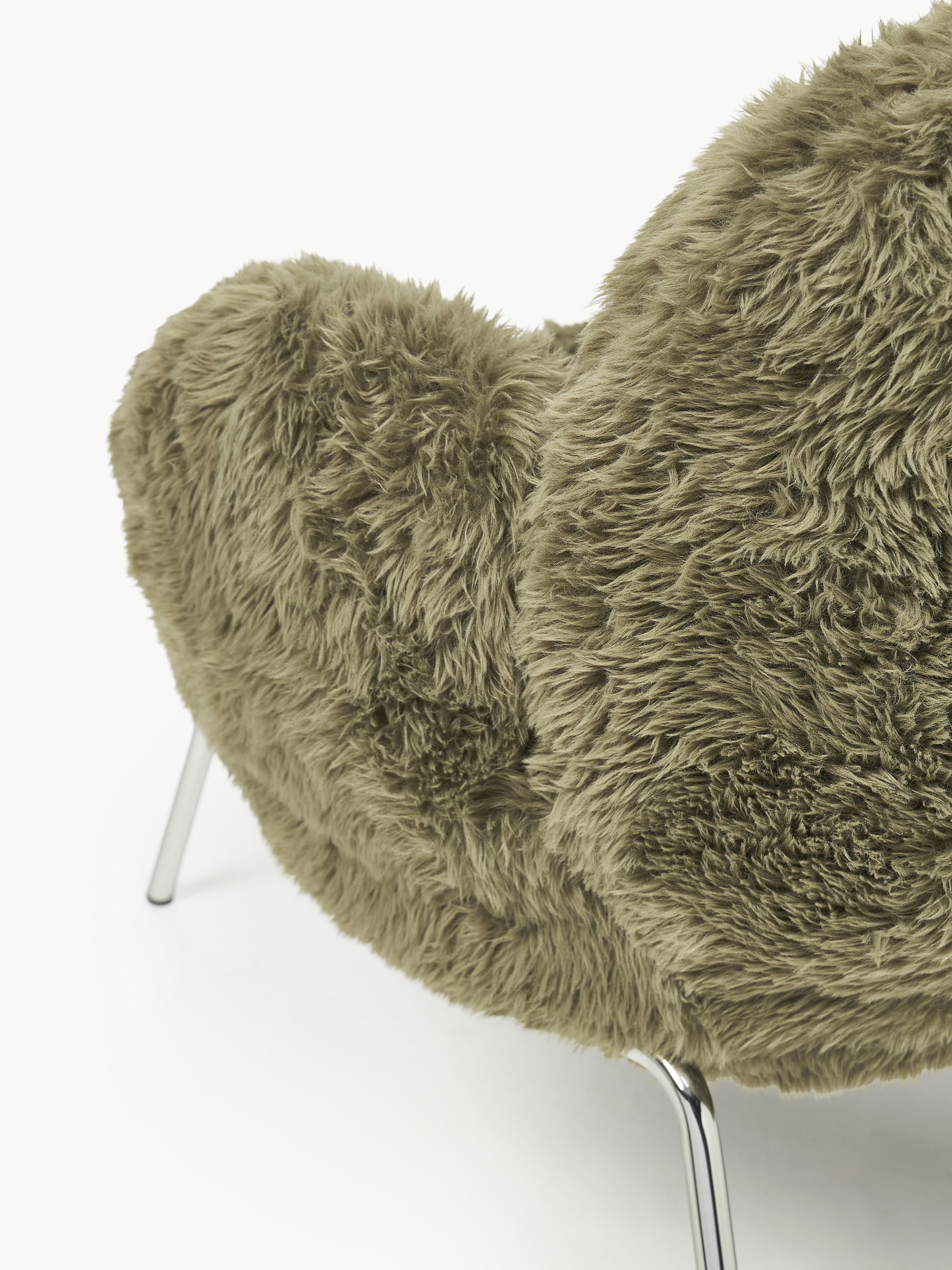 Imitatie schapenvacht fauteuil Luan met metalen poten