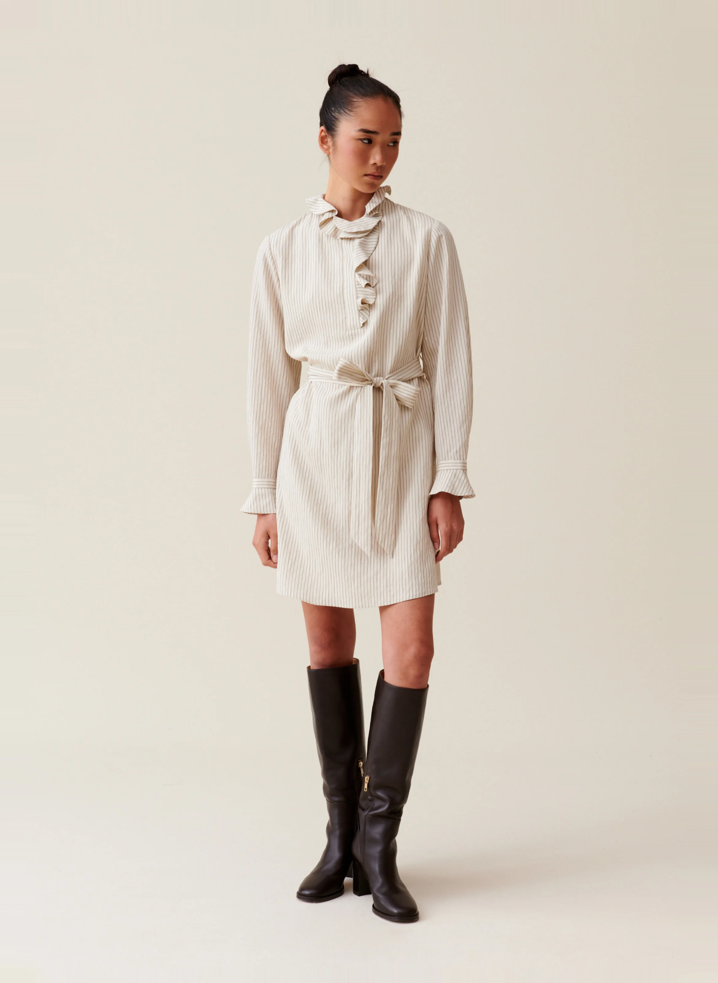 Robe courte col volanté rayée | Beige