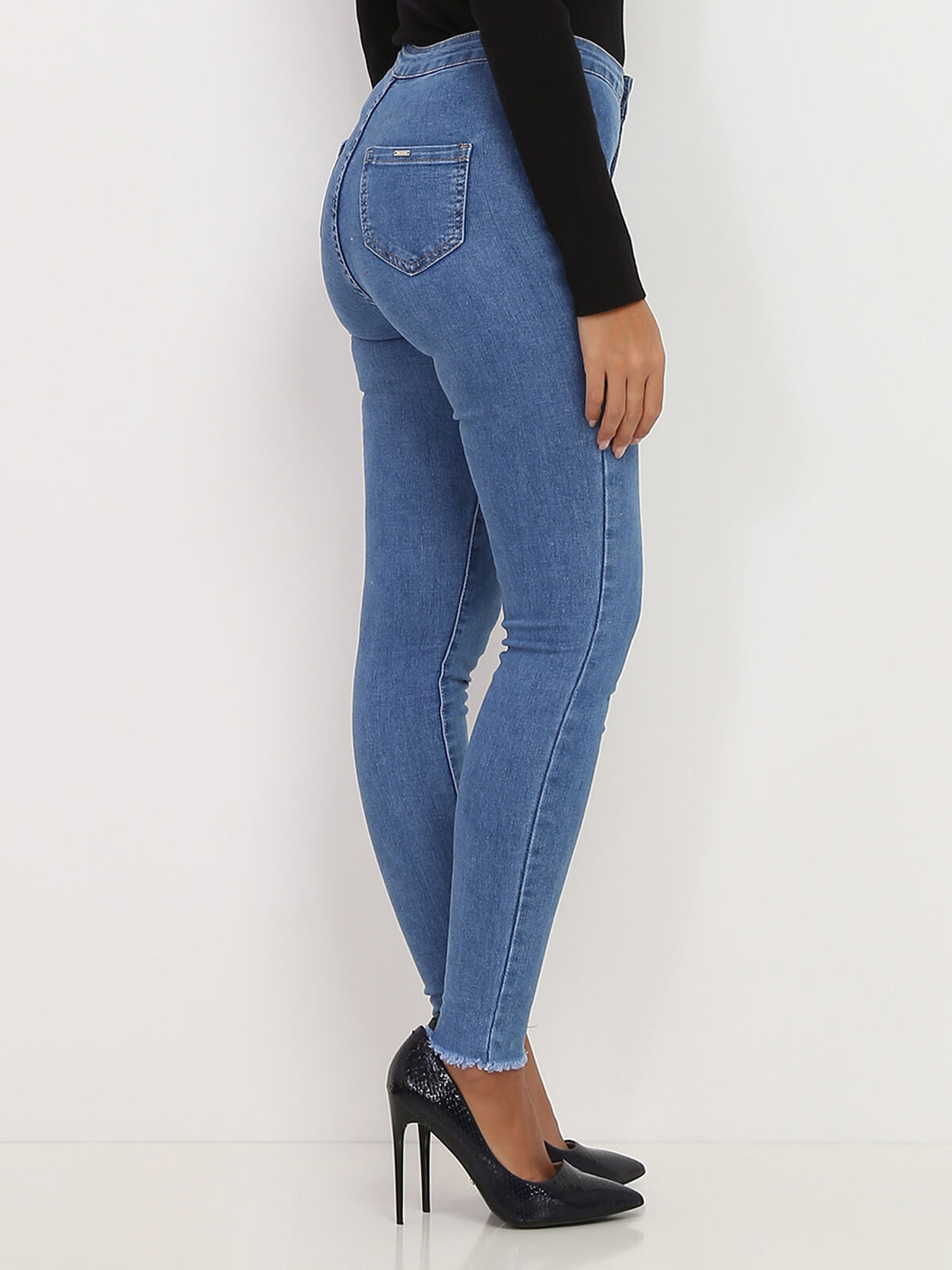 Jeans sculptant effiloché aux chevilles- Bleu