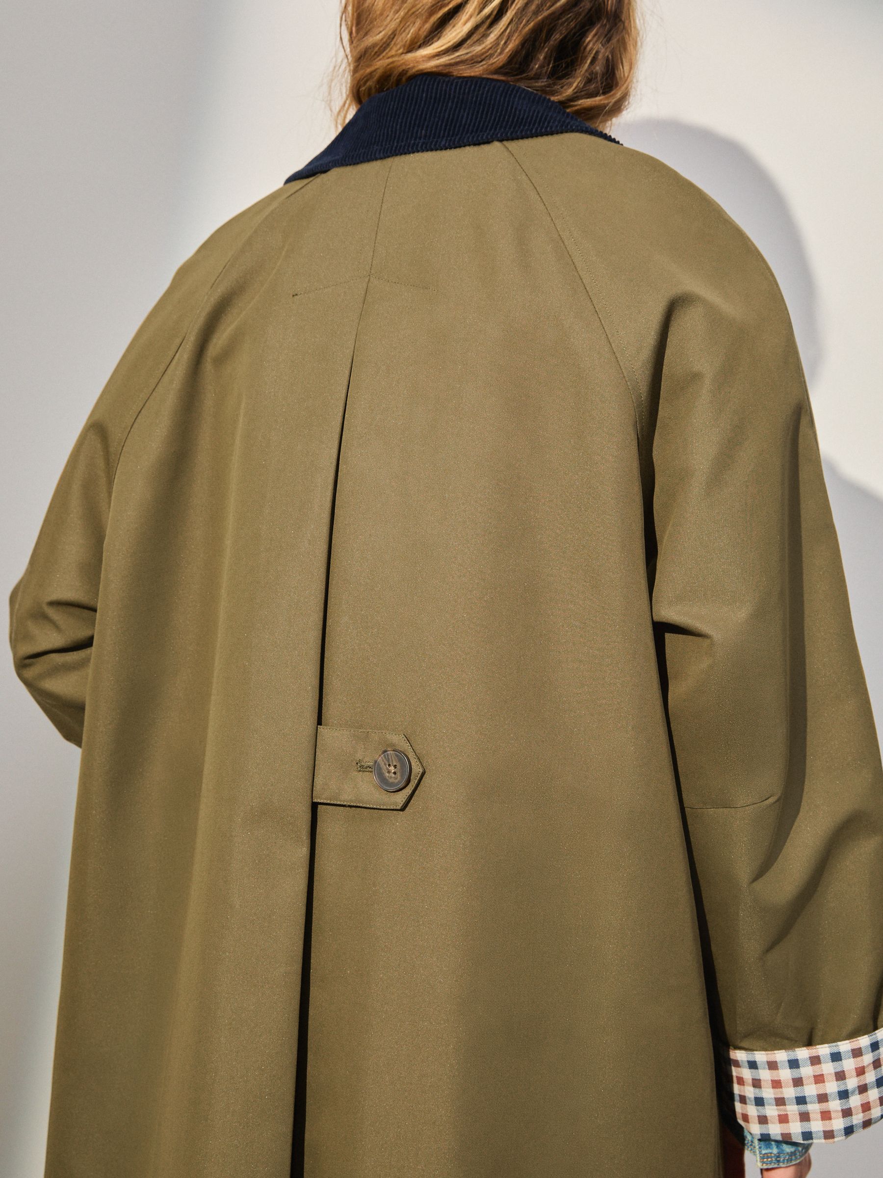 Kakigroen - Trenchcoat met contrasterende kraag