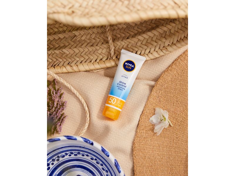 NIVEA SUN Sonnencreme UV Face Shine Control LSF 50 50 ml Feuchtigkeitsspendende und mattierende Sonnenpflege
