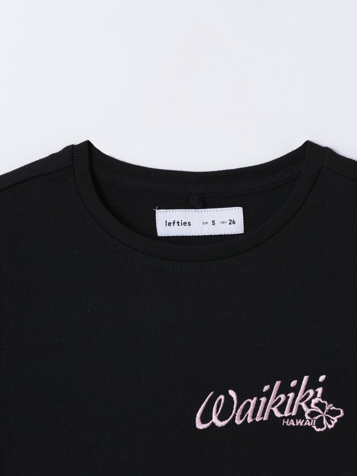 Camiseta cropped com bordado - Preta