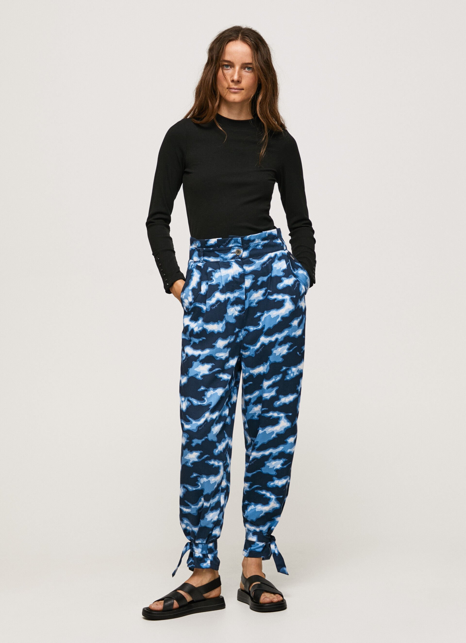 CALÇA COM ESTAMPA CAMUFLADA - multicolorida