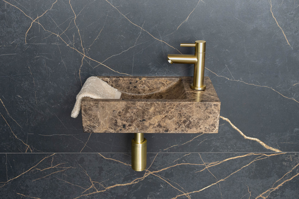 Saniclear Dark Emperador fonteinset met rechte kraan in geborsteld messing
