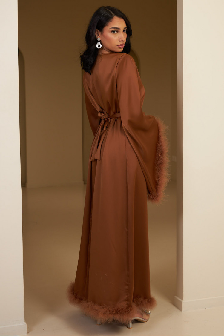 Robe longue marron satinée et ceinturée à plumes