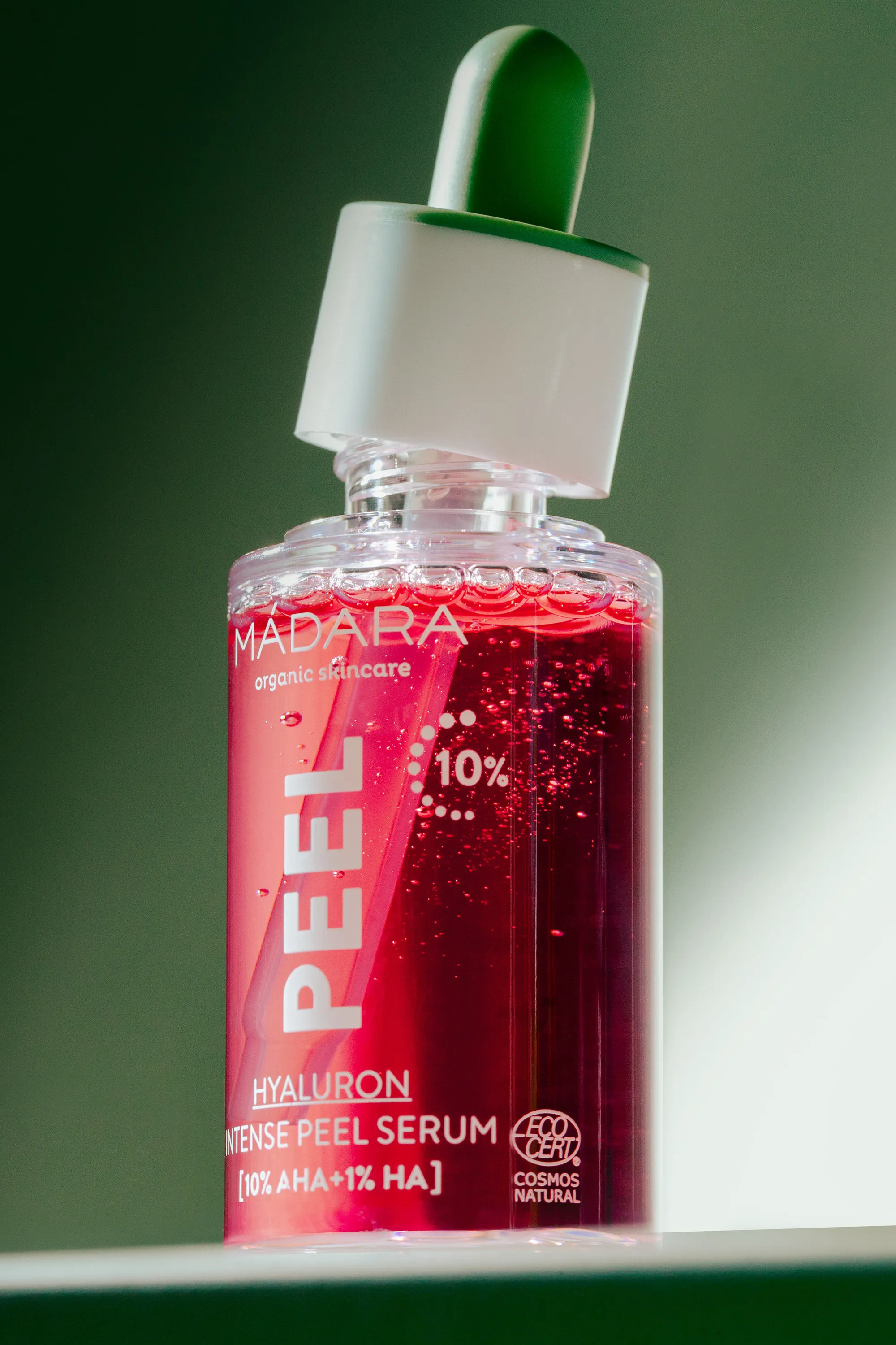 Mádara Cosmetics Sérum effet peeling à l’acide hyaluronique 10% AHA Peel-30 ml