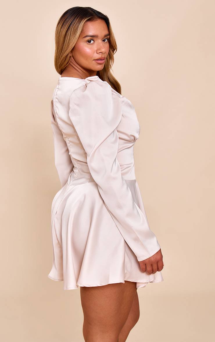 Crème Robe Mini Patineuse Cintrée À Encolure Bateau En Satin Shape