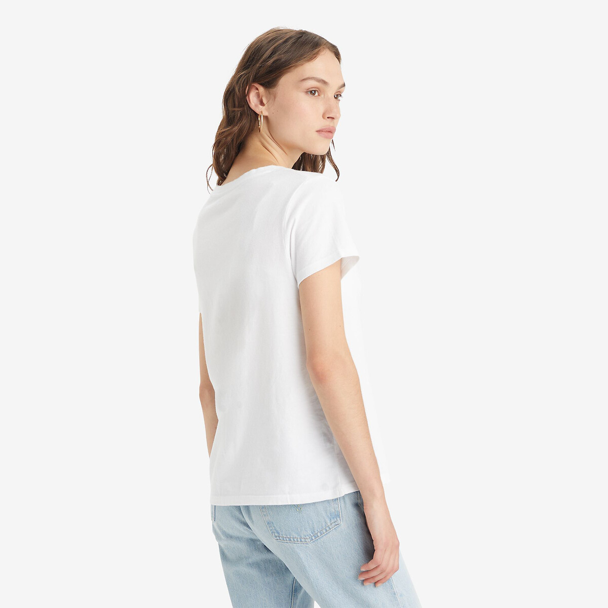 Camiseta Levi's de manga curta, gola V, com logo na frente.