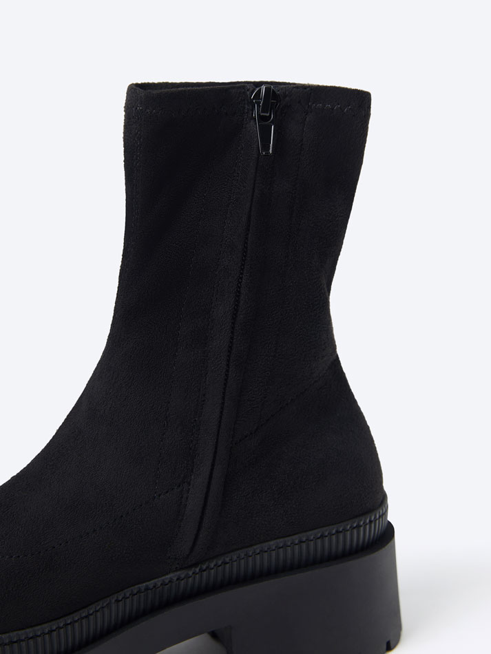 Bota de cano curto com elástico - Preta