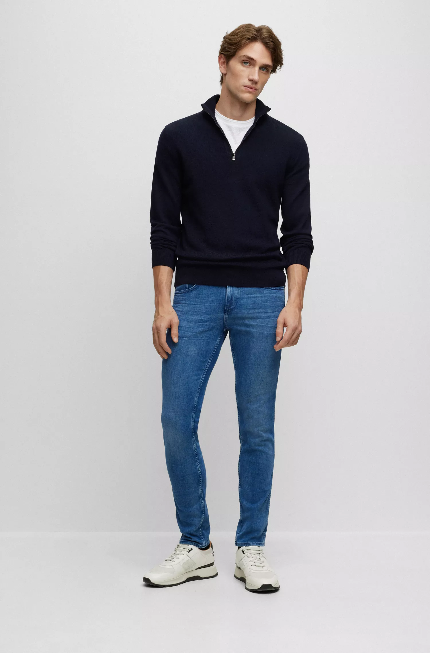 Calça jeans BOSS preta, corte slim, em denim italiano azul com toque de cashmere.