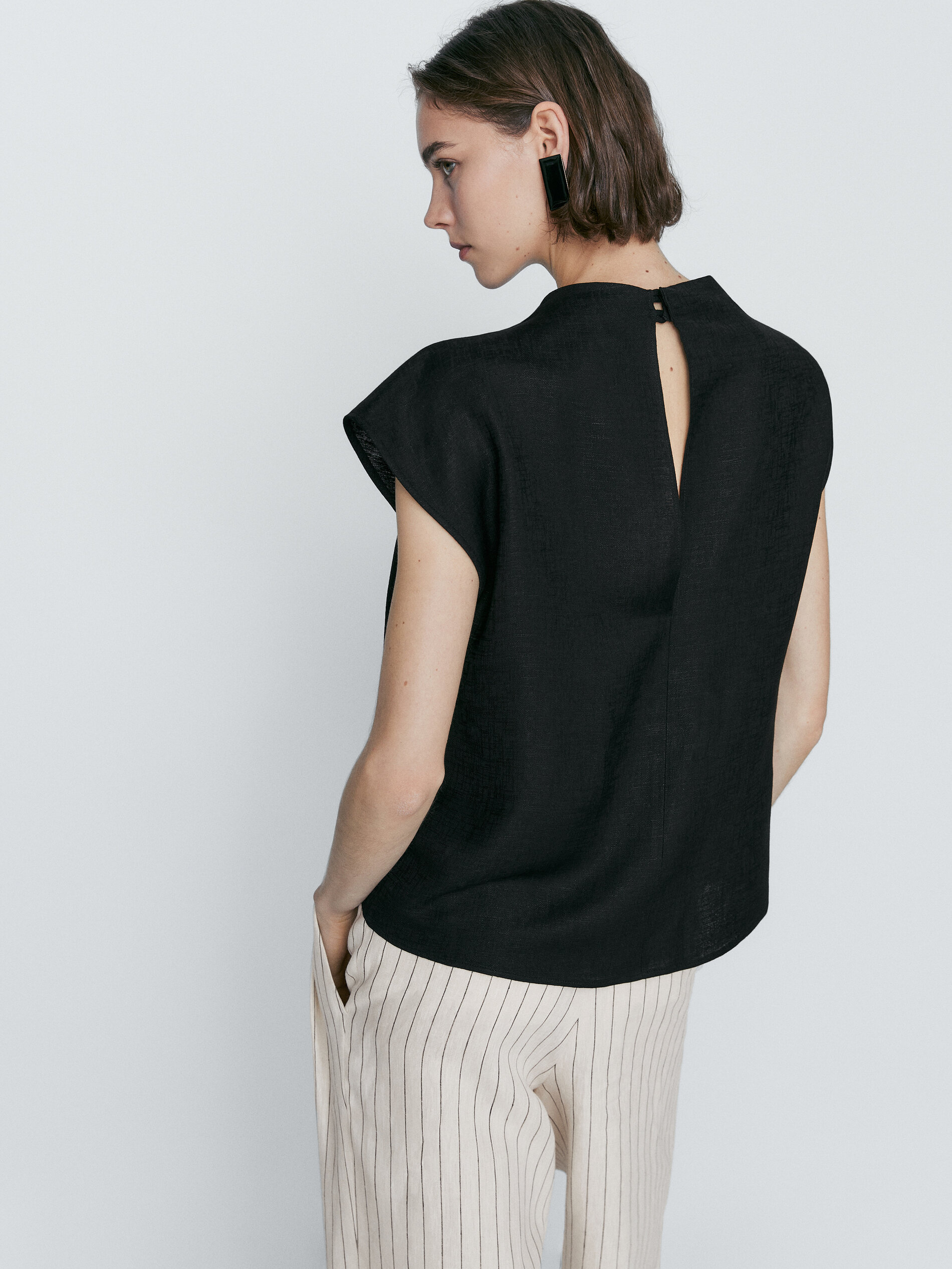 Blusa com ombros drapeados - PRETA