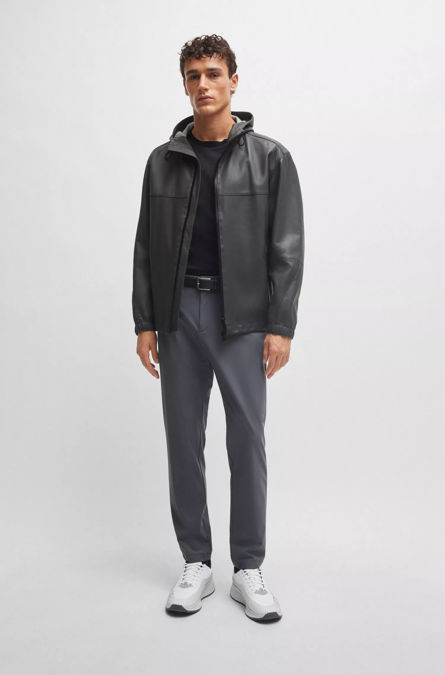 Calça BOSS preta de corte slim em malha elástica de alta performance.