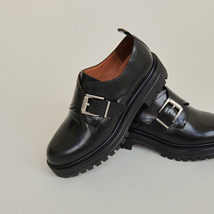 Derbies à boucles et semelles crantées  en cuir glacé noir