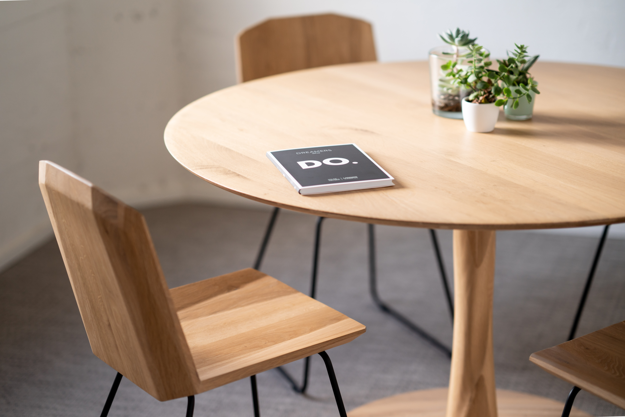 Eettafel Torsion zwart eiken Ø90 cm
