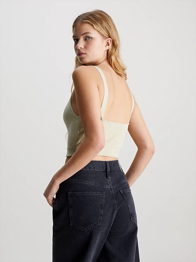 Top estilo bralette em lyocell macio com textura canelada.