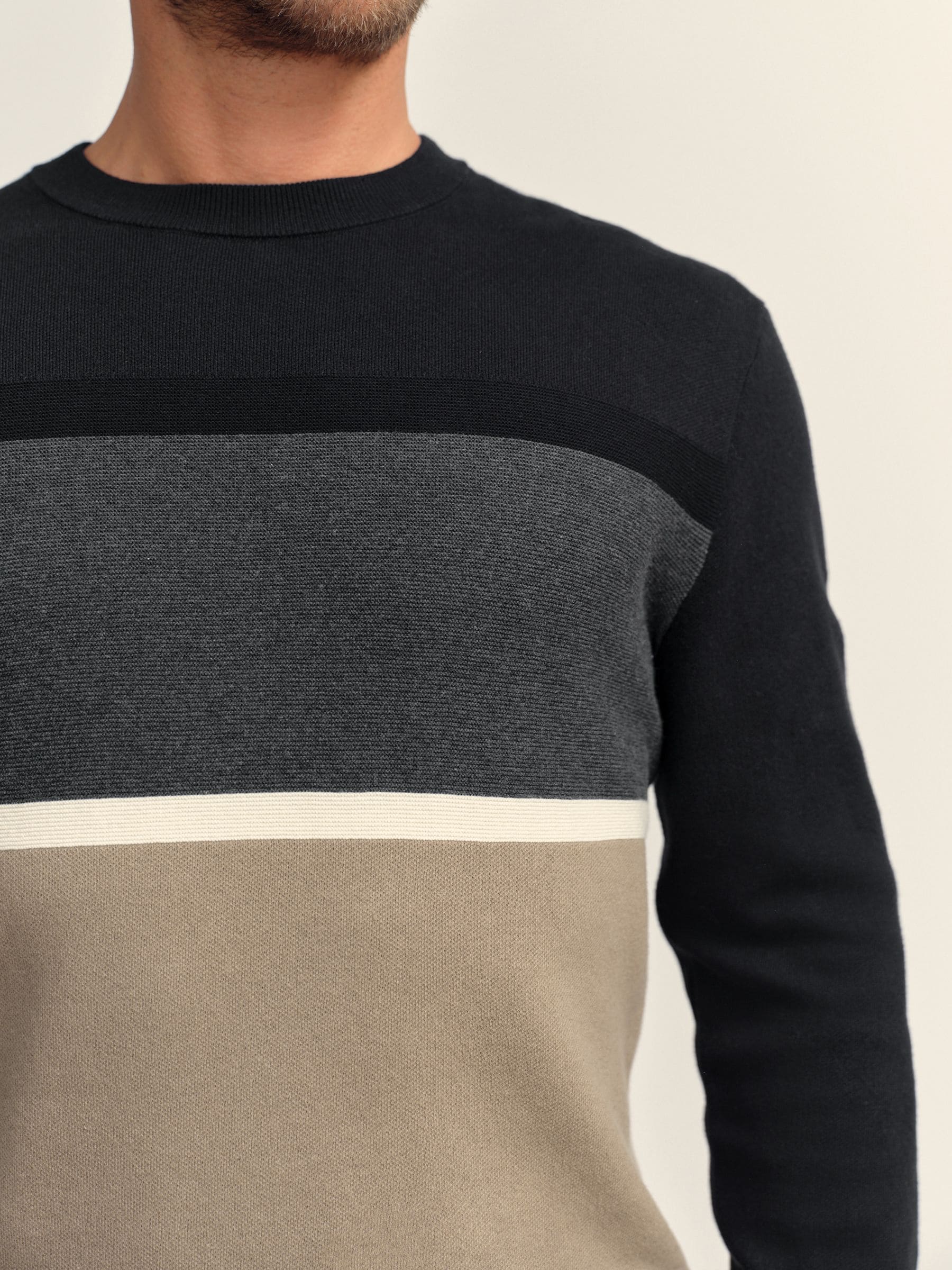 Zwart/kiezelkleurig - Regular fit trui met kleurblokken en strepen, ronde hals