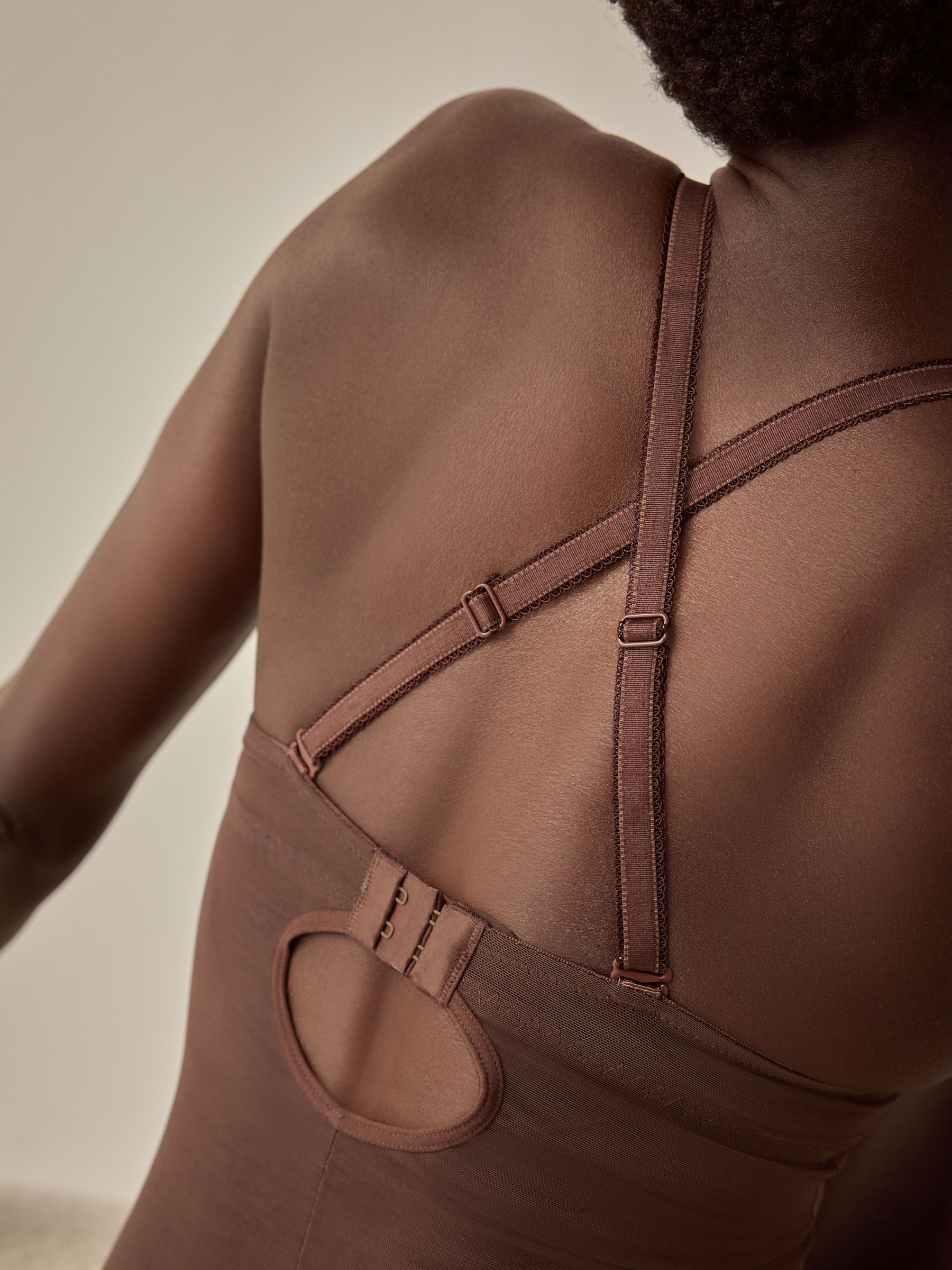 Chocolade nude - Kanten body met cups en sterke buikcorrectie
