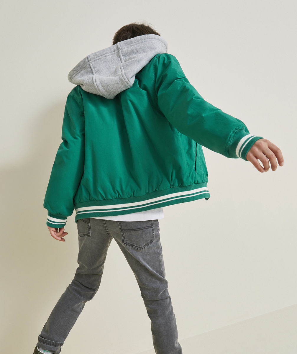 BLOUSON À CAPUCHE GARÇON EN REMBOURRAGE RECYCLÉ VERT AVEC MAXI LETTRE