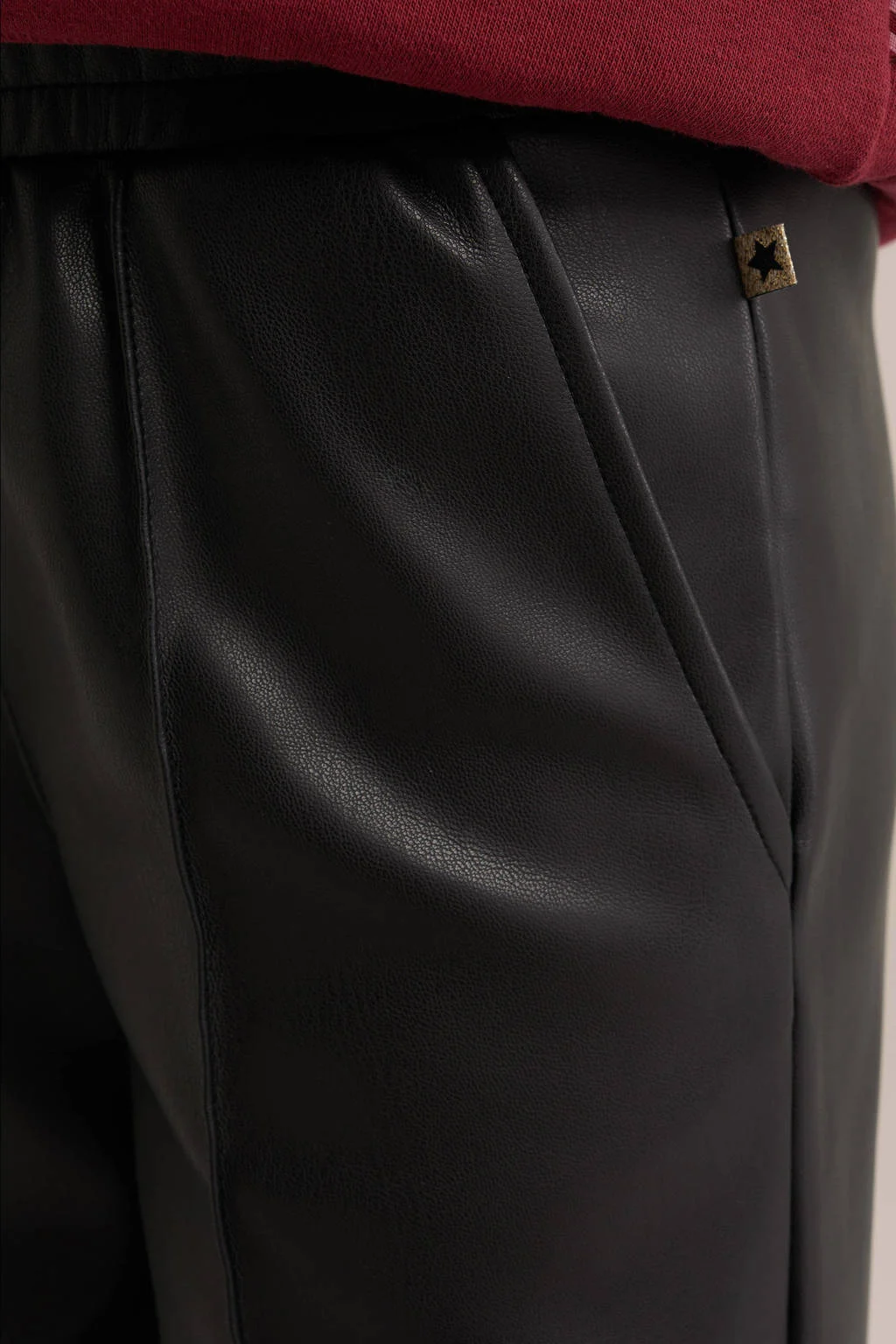 WE Fashion imitatieleren straight fit broek black zwart